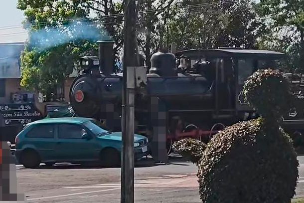 Colisão Inusitada: Carro Atingido por Trem após Pane Elétrica em Porto União