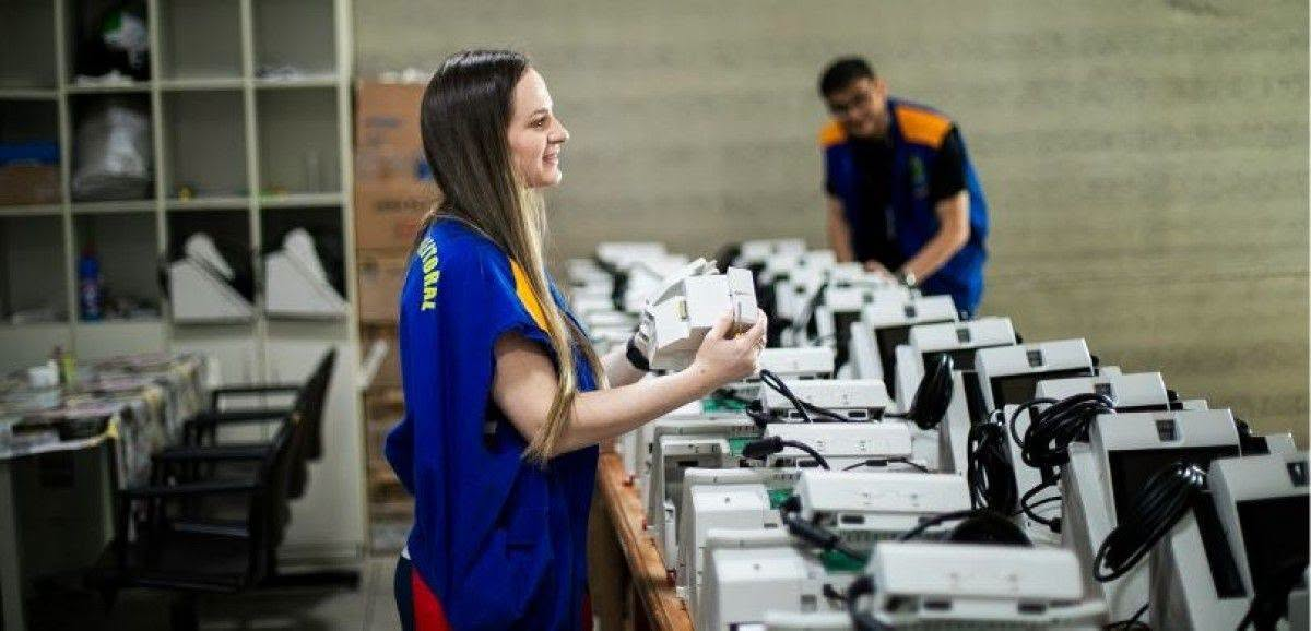 Como funciona a preparação das urnas eletrônicas para as eleições
