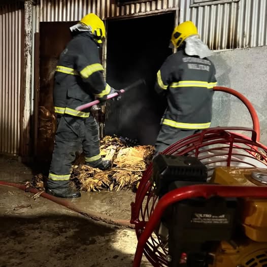 BOMBEIROS DE PAPANDUVA COMBATEM INCÊNDIO EM ESTUFA DE FUMO