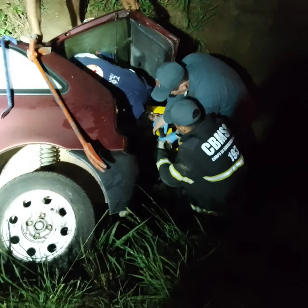 SAÍDA DE PISTA EM SÃO PASCOAL IRINEÓPOLIS DEIXA MOTORISTA PRESO DENTRO DO CARRO COM FERIMENTOS