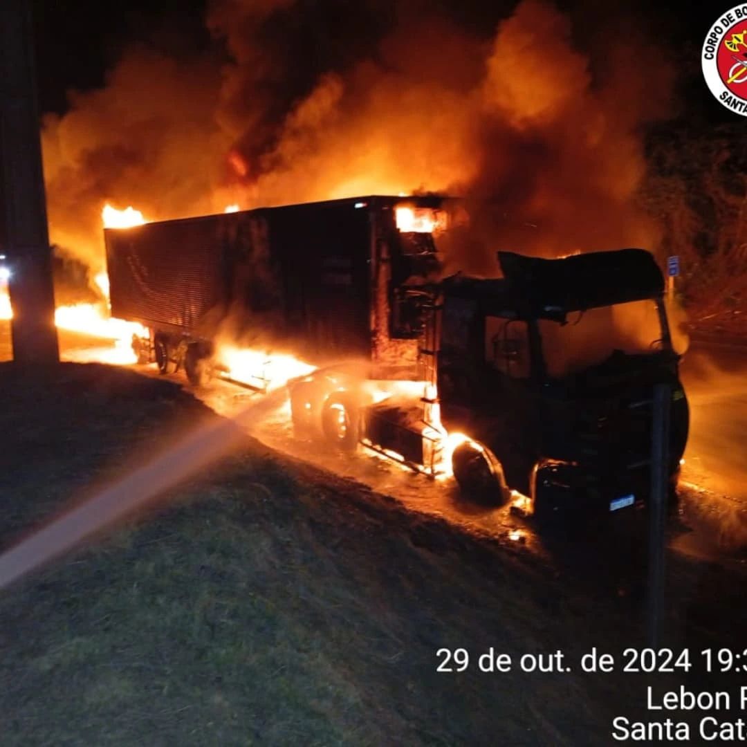 CARRETA É CONSUMIDA POR INCÊNDIO EM FRAIBURGO