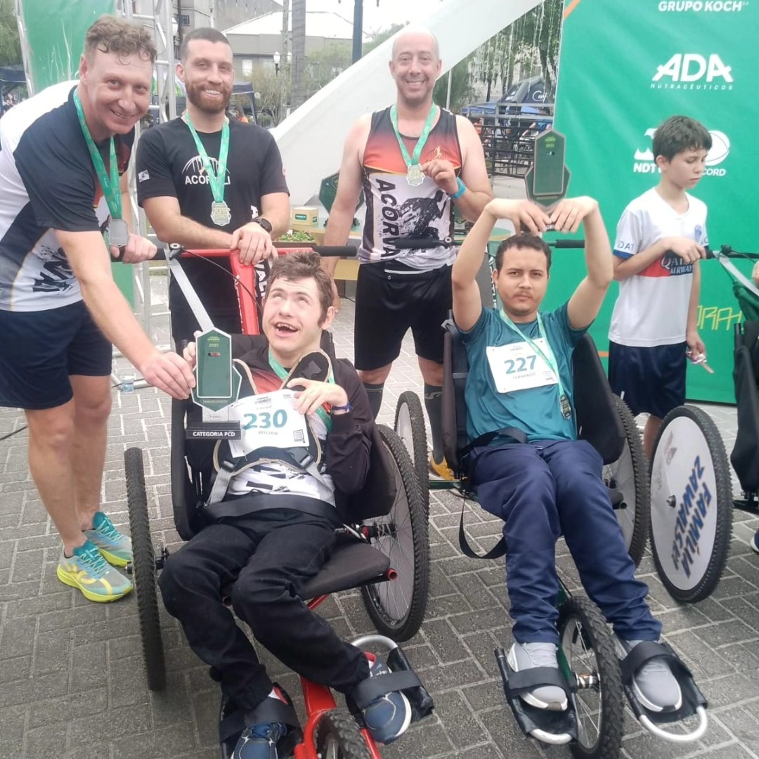 Atletas PCD Fernando Bueno e William dos Santos, participaram do Circuito de Corridas de rua acompanhados pelo professor Valter Buennemeyer, exemplo premiado .