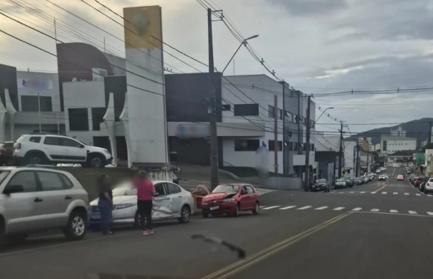 ACIDENTE NA PADRE ANCHIETA COM DANOS MATERIAIS