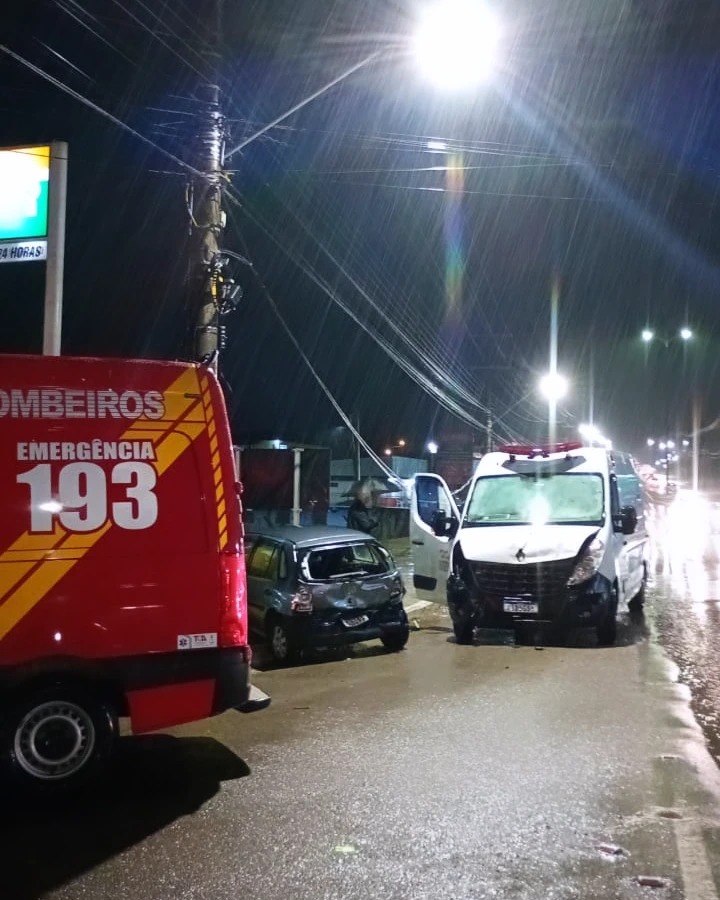 ACIDENTE EM RIO NEGRINHO ENVOLVE UMA AMBULÂNCIA