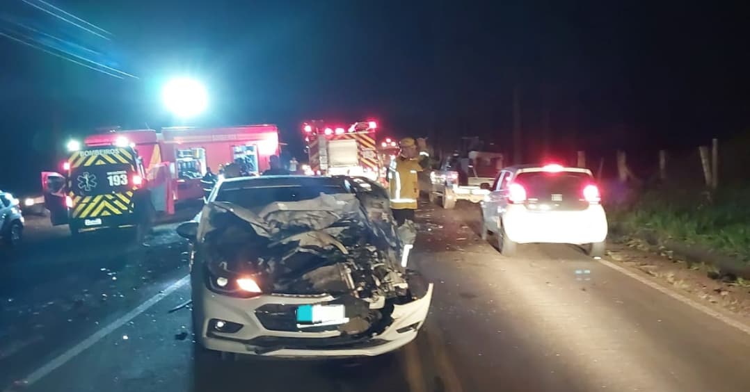 TRATOR TRAFEGANDO A NOITE COM PLANTADEIRA NA BR SE ENVOLVE EM ACIDENTE.