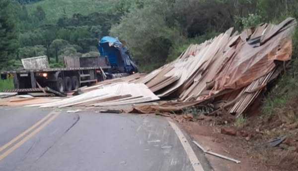 CARRETA TOMBA NA PR-170 EM BITURUNA