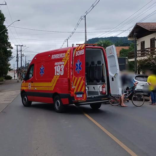 ACIDENTE ENVOLVE DUAS BICICLETAS E UM DOS CICLISTAS FICA FERIDO