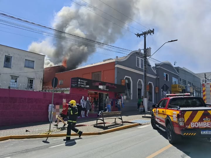 INCÊNDIO DE GRANDES PROPORÇÕES MOBILIZA BOMBEIROS EM CANOINHAS