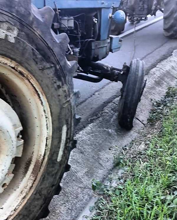 Acidente envolvendo trator deixa feridos na BR-280 em Irineopólis