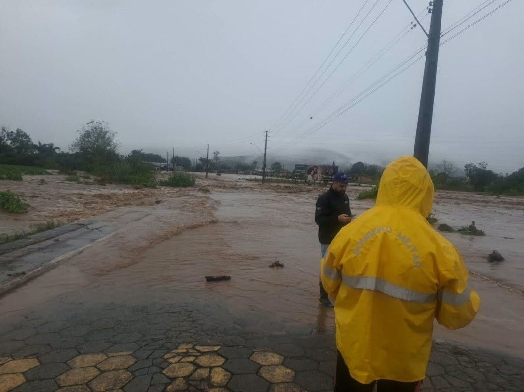 Chuvas intensas já atingem 60 municípios de Santa Catarina.