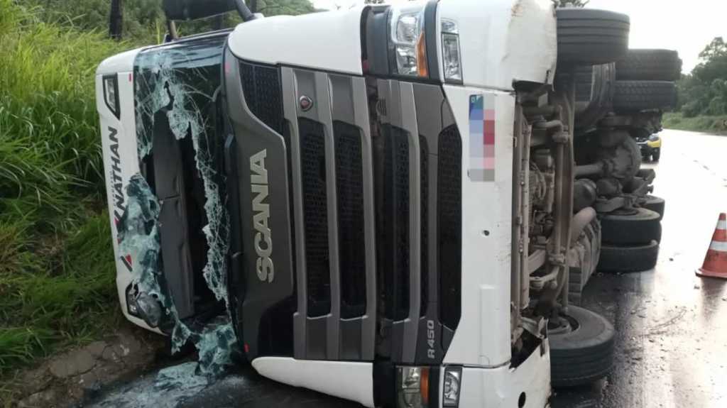 Carreta tomba na BR-476 e populares tentam saquear a carga