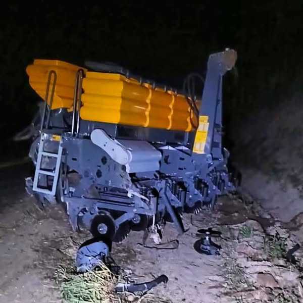 Implemento agrícola se desprende de carga de caminhão e cai na BR-476