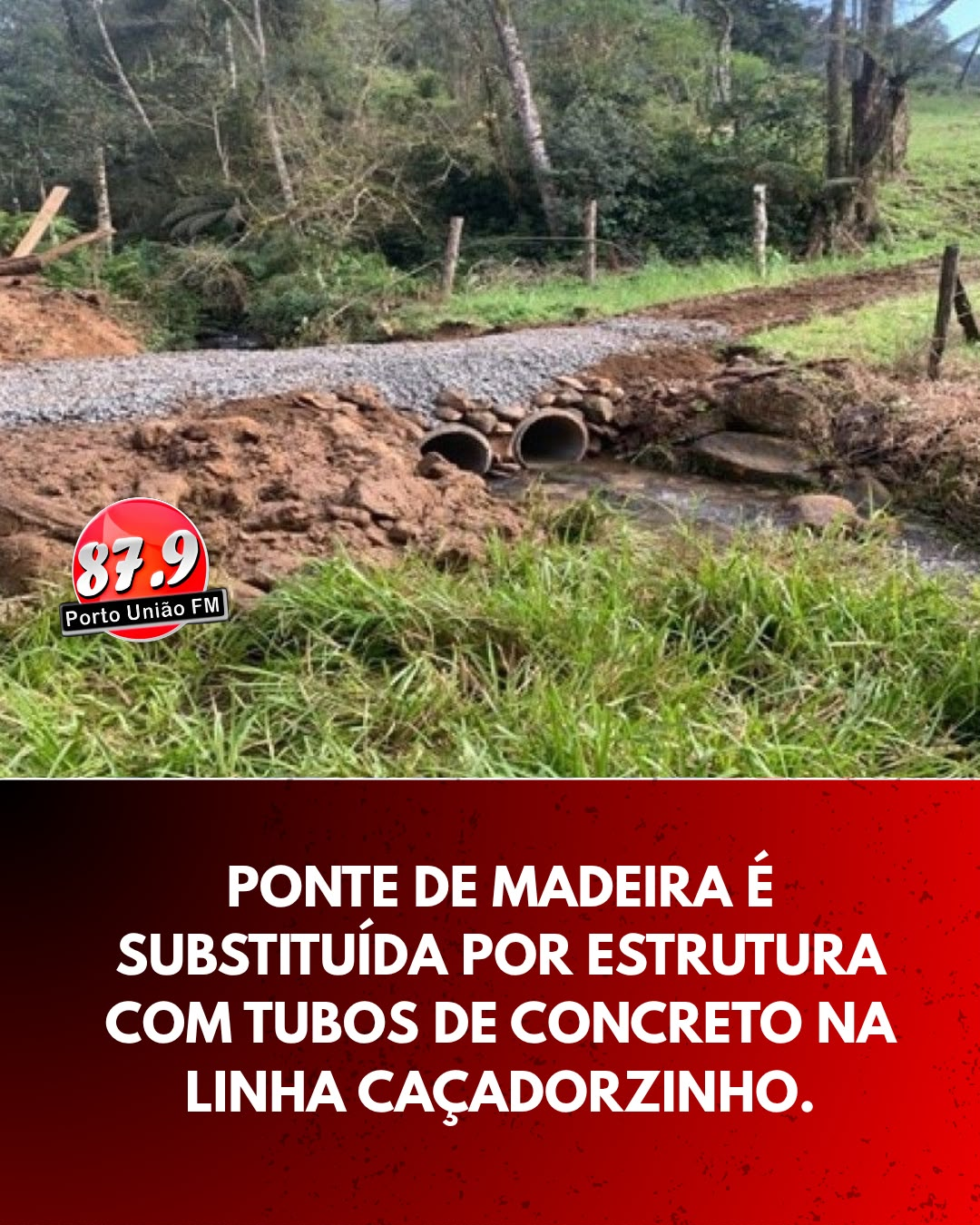 A Prefeitura de Porto União por meio da Secretaria de Obras e da Intendência de Santa Cruz do Timbó realizou a substituição de uma ponte de madeira por uma estrutura com tubos de concreto na estrada da Linha Caçadorzinho.