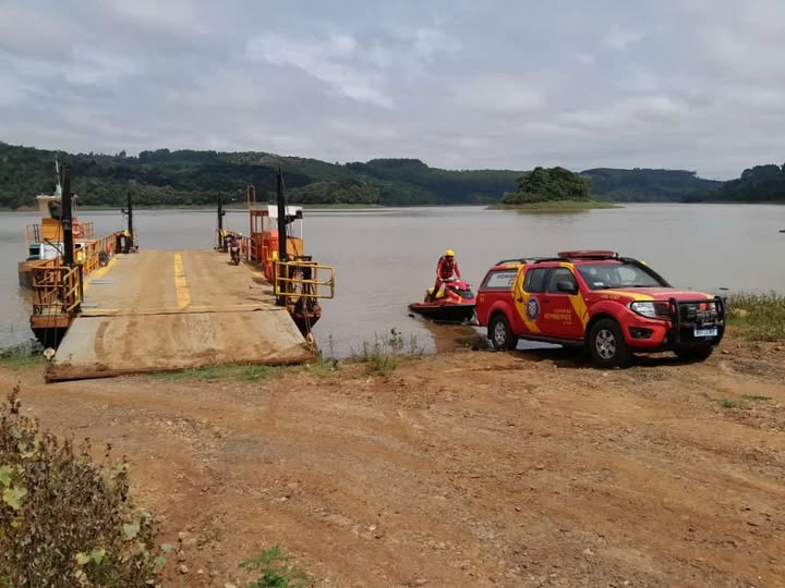 BOMBEIROS DE UNIÃO DA VITÓRIA CONTINUAM AS BUSCAS POR SUPOSTO HOMEM QUE TERIA ENTRADO NAS ÁGUAS DO RIO IGUAÇU