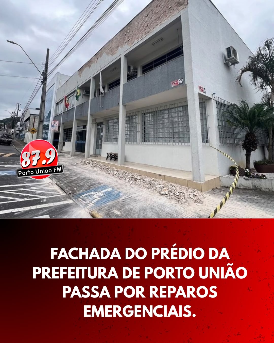 Fachada da Prefeitura de Porto União é danificada após fortes chuvas e ventos