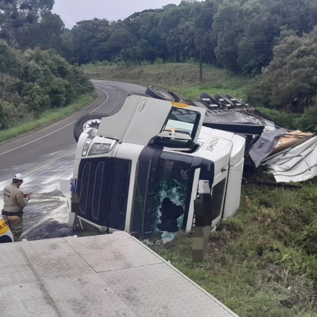 CARRETA SAI DE PISTA NA SC-135 EM MATOS COSTA