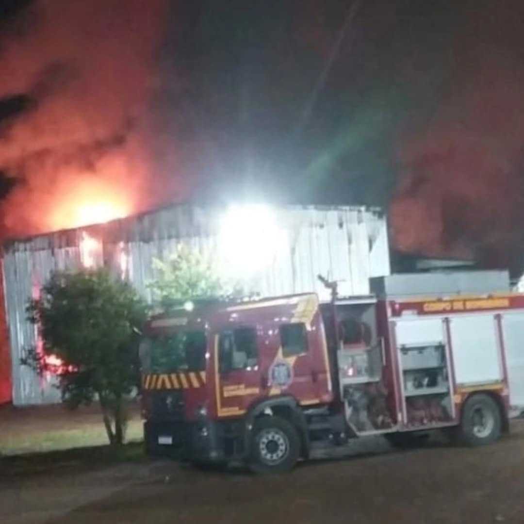 BOMBEIROS COMBATEM INCÊNDIO EM ERVATEIRA DE CRUZ MACHADO