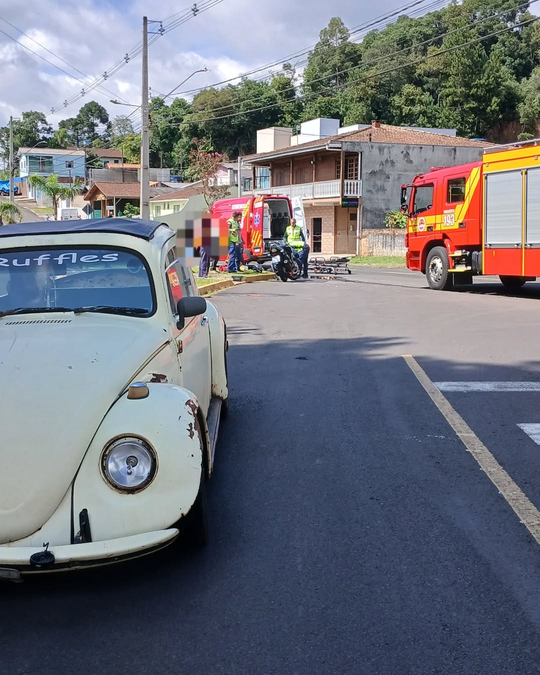 ACIDENTE ENVOLVE FUSCA E MOTO NO JARDIM BRASÍLIA